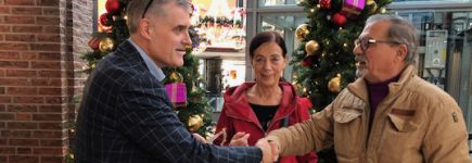uitreiking gevulde shoppers aan inzenders kerstwens
